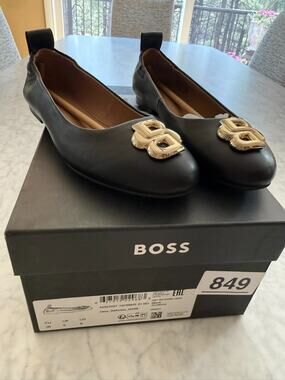 NIB BOSS Dasy Ballerina Ballet Sz 8 Flat Black Leather Gold Logo embellishment